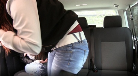 Europese babe met strakke kut wordt hard geneukt in een vreemde auto