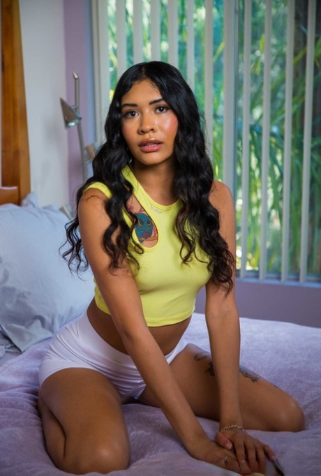 Sexy Latina Reina Heart geeft haar figuur bloot en berijdt een keiharde stijve