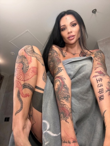 Inked OnlyFans model Sunny Free unveils her big tits and ass in a solo