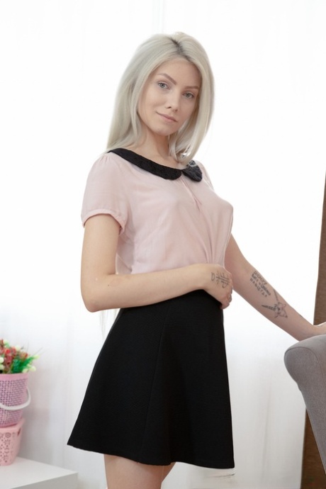 Petite blond Vasya Sylvia sprider sin creampied fitta efter hardcore sex