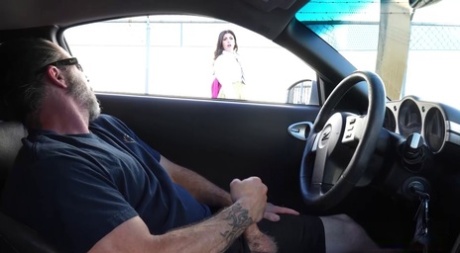 Une écolière coquine regarde un senior se branler dans sa voiture en public