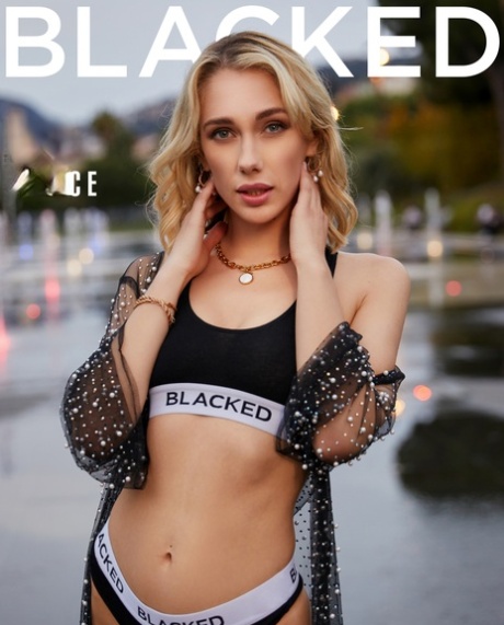 Den smukke blonde babe Sky Pierce nyder sex mellem racer med en sort mand