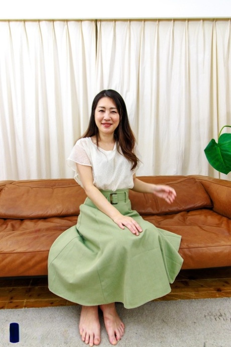 Aziatische babe Megumi Satuki stript volledig naakt & spreidt haar zoete roze kutje