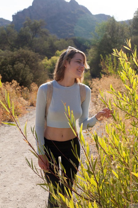 Słodka nastolatka z sąsiedztwa April Grantham pozuje nago w zacisznym parku przyrody
