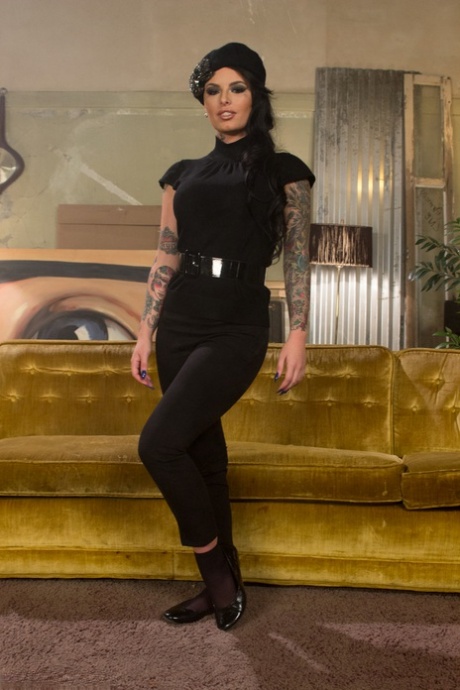 Schoonheid Christy Mack verwijdert haar schoenen & sokken voordat ze met haar tenen plaagt