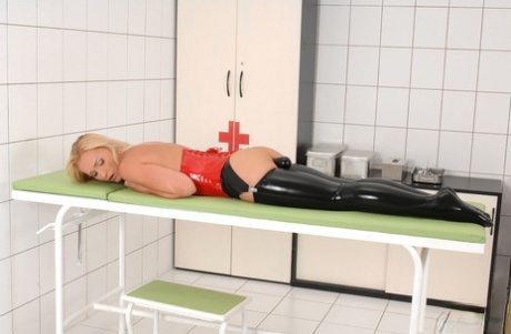 Kathia Nobili, una paciente vestida de látex, recibe una follada anal de su médico colgado
