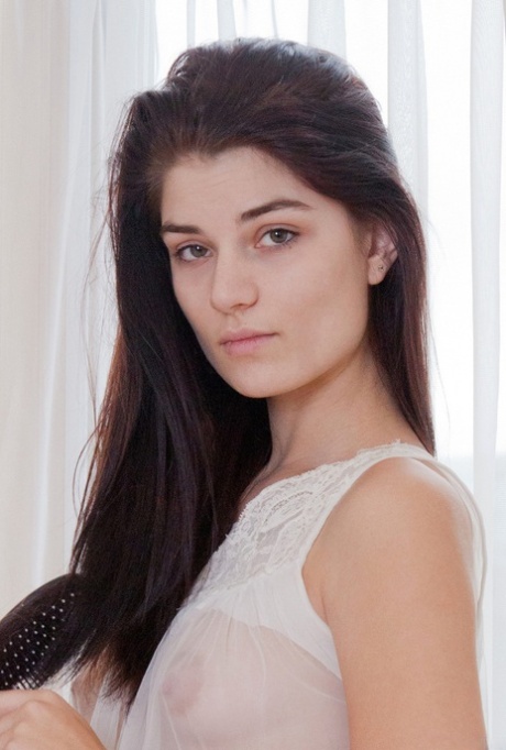 Alyson Grey, une belle adolescente brune, aguicheuse dans sa chemise de nuit transparente