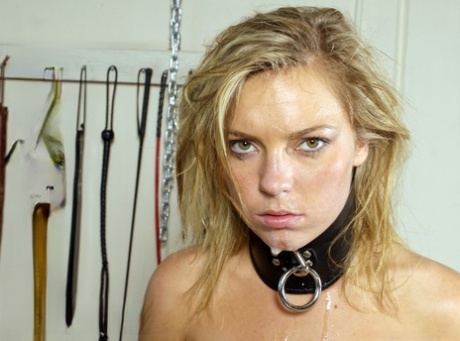 淘气宝贝 Ally Kay 在 BDSM 行动中被猛烈撞击喉咙和双乳