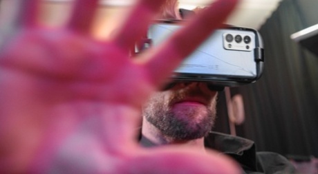 Amatorka z dużym tyłkiem Nathalie Kitten zostaje wypchana cipką przez faceta VR
