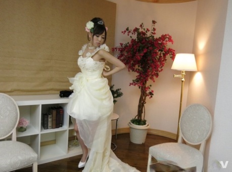 A noiva japonesa Shiori Yamate é fodida e crepitada numa ménage à trois