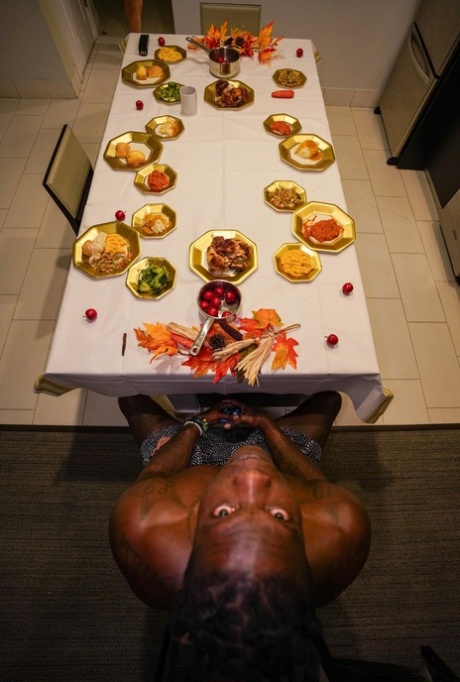 カーヴィーなミシェル・マルティネスがダイニングテーブルでパンティ一丁のポーズ。