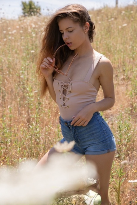 A bela adolescente Julia Zu provoca com as suas mamas doces enquanto está nua ao ar livre
