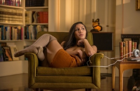 Gianna Dior, sexpot svelte, montre son beau cul et ses petits seins