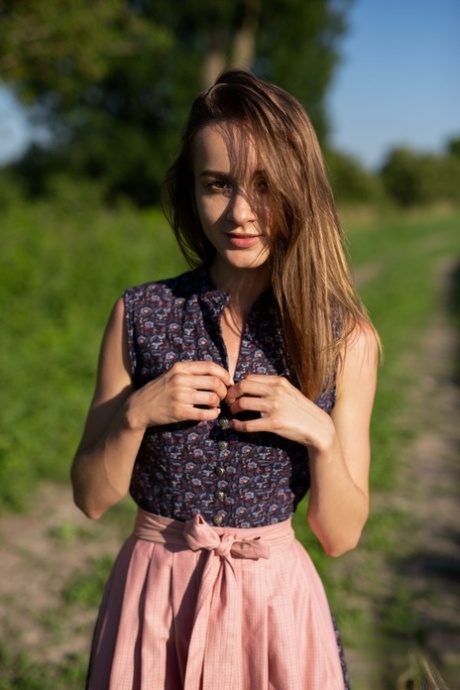Vi Shy, uma adolescente sexy, mostra o seu corpo magro completamente nu ao ar livre