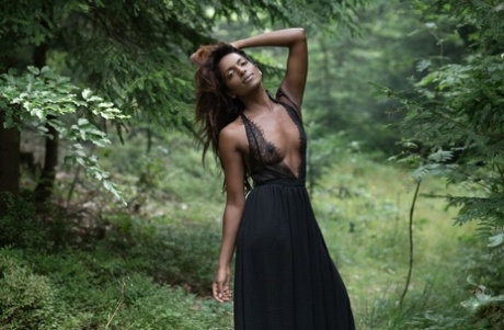 La glamurosa nena negra Nirmala Fernandes muestra su hermoso cuerpo desnudo al aire libre