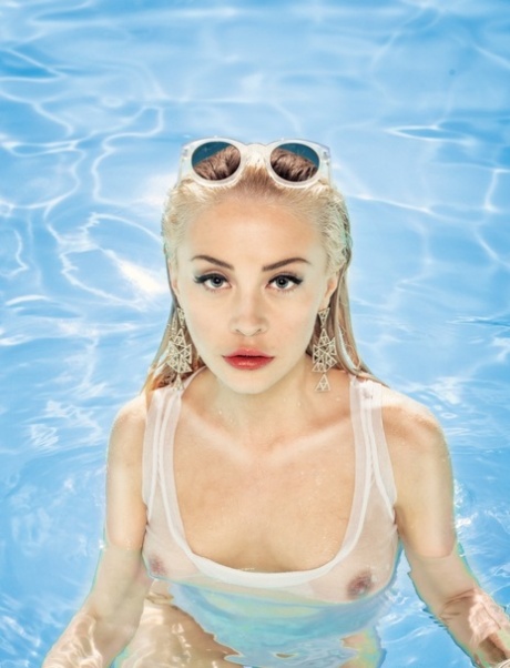 Lilla holländska Amber Bassick solar och simmar på Playboy-fotoshoot