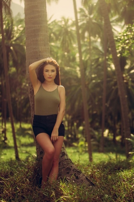 Hot ukrainischen Babe Niemira Streifen und posiert nackt unter Palmen
