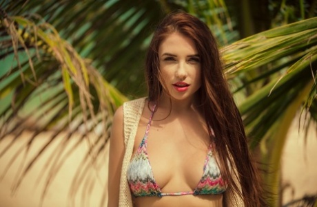 Den vackra brunetten Niemira visar sina söta bröst när hon är helt naken på stranden