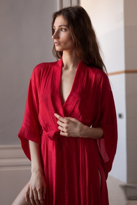 A rapariga glamorosa Ilvy Kokomo despe a sua camisa de noite vermelha e mostra o seu corpo escaldante