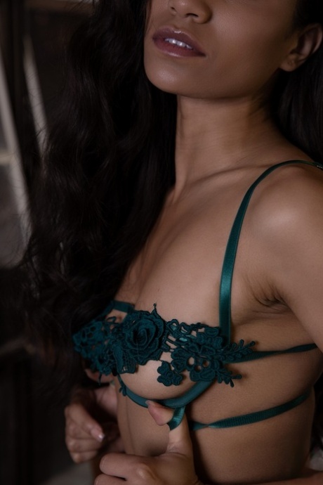 Glamorous beauty Fatima Kojima gets rid of her lingerie and poses naked