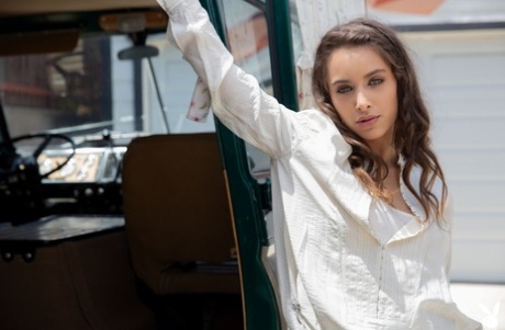 Wspaniała piękność Uma Jolie rozbiera się i prezentuje swój zabójczy tyłek w furgonetce RV