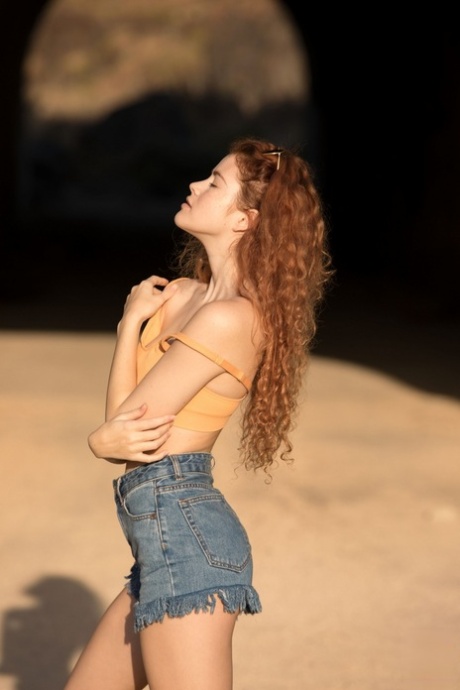 Sexbomben Heidi Romanova viser frem sin perfekte nakne kropp på stranden