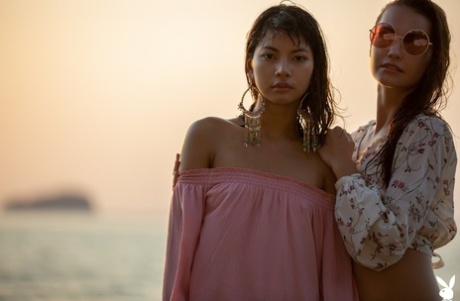 性感美女 Elilith Noir 和 Cara Pin 在海滩上展示她们的小乳房