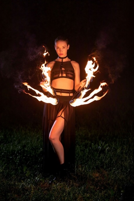 Sexy brunette Elilith Noir speelt met vuur terwijl ze volledig naakt buiten is