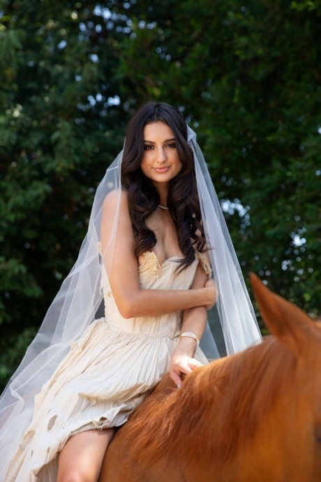 Den smukke brunette Eliza Ibarra viser sin krop, mens hun rider på en hest