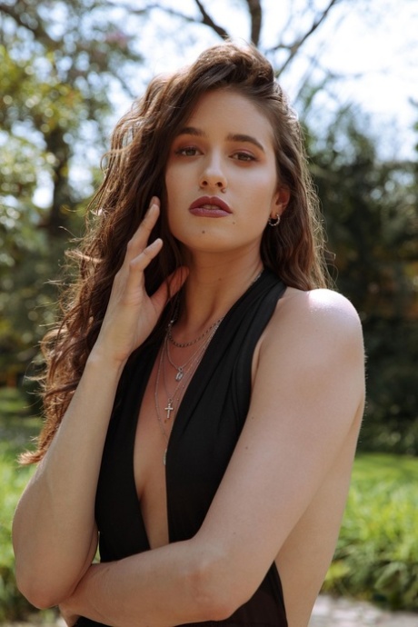 Den söta brunetten Megan Blake visar sina perfekta bröst och poserar utomhus