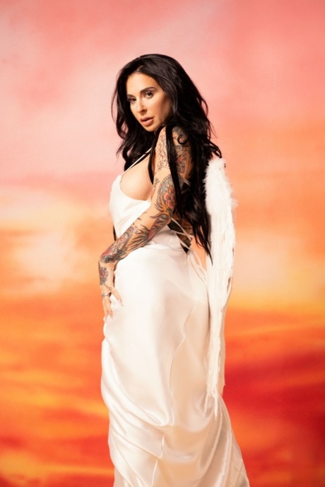 Brunett tatuerad babe med änglavingar Joanna Angel visar sina bröst