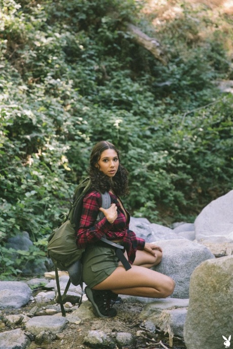 Glamouröses All-Natural Babe Maia Serena zieht sich aus und posiert nackt beim Wandern