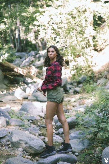 Glamouröses All-Natural Babe Maia Serena zieht sich aus und posiert nackt beim Wandern