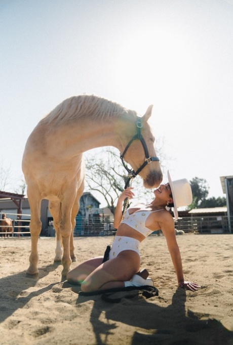 Den lille teenager Mia Valentine viser sine bryster og fantastiske kurver frem på en ranch