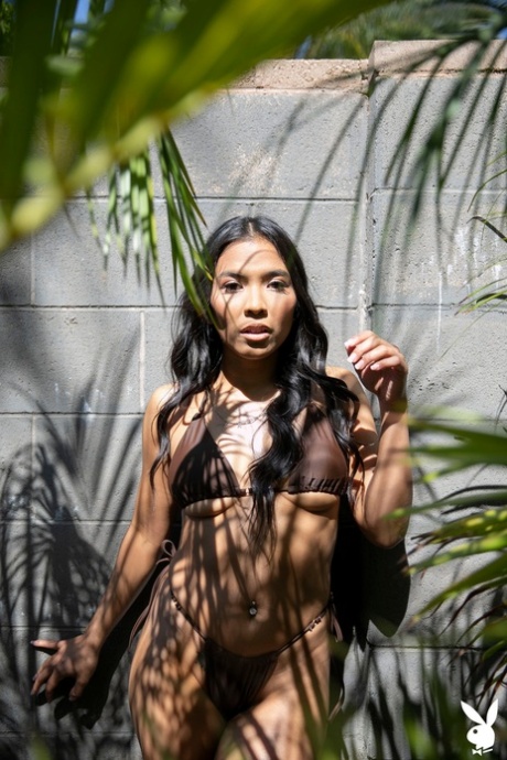 Drobna azjatycka modelka Jada Kai drażni swoim jędrnym tyłkiem na wysokich obcasach