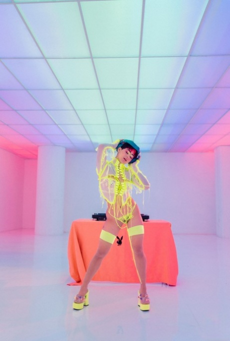 Veldig sexy babe i et fluorescerende antrekk Mia Valentine viser sin fantastiske kropp