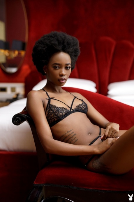 Exotiska ebony babe Alicia gör sig av med sina spetsunderkläder och poserar naken