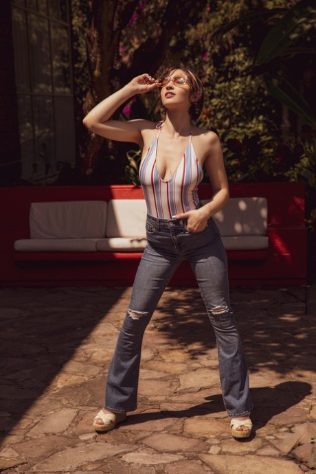 Glamouröses Babe Jay Marie zeigt ihre schönen Titten und ihren getrimmten Busch im Freien