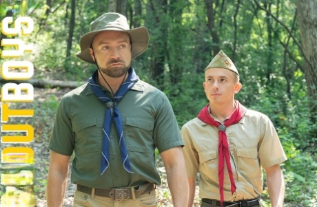 Gay Scoutmaster Banner gibt einem heißen Twink einen Rimjob & fickt ihn doggystyle