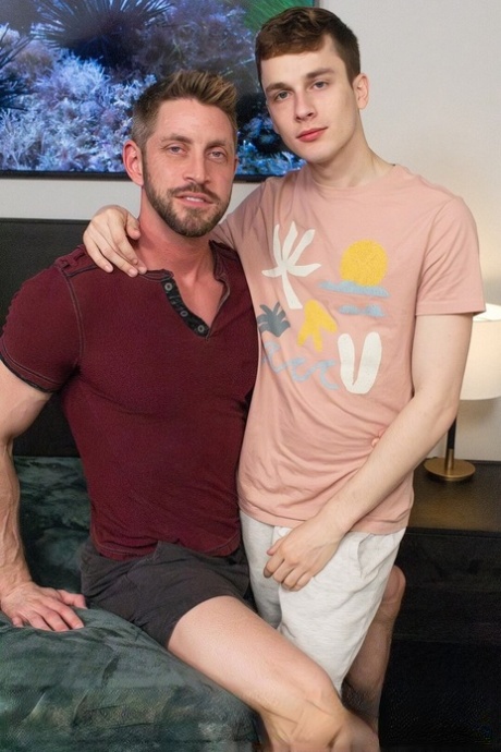 Skinny gay Tyler Tanner njuter av vild analsex med en muskulös rumpa