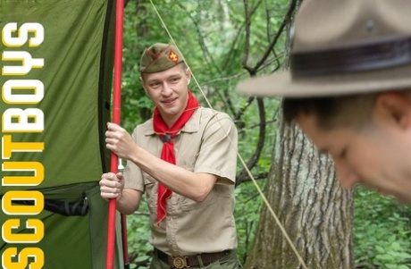 Scoutboy geniet van hardcore anale seks met zijn meester na het pijpen van zijn grote lul