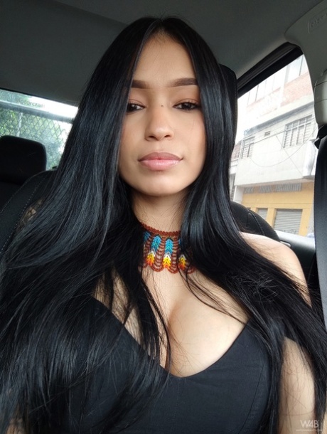 Latina-baben Alexa Belluci viser sine saftige bryster, mens hun driller i sexet tøj