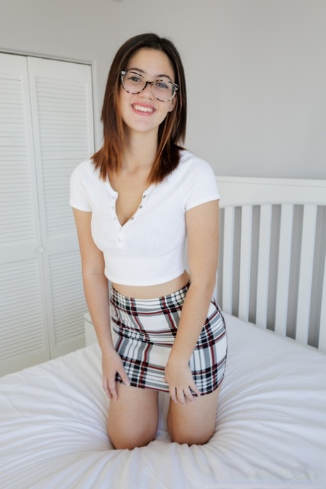 La ragazza nerd con gli occhiali Ellie Nova mette in mostra le sue tette naturali e il suo culo sexy