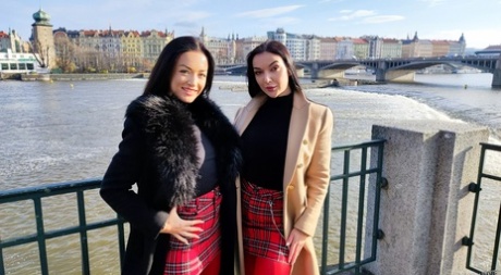 Chicas checas Zuzu Sweet y Lady Gang se burlan en minifaldas y pantimedias