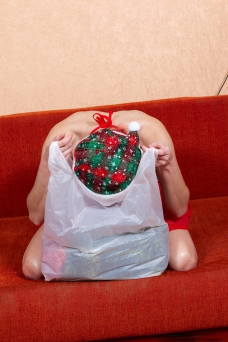 La flaca amateur Eva Strawberry pierde su atuendo navideño y juega con su coño peludo