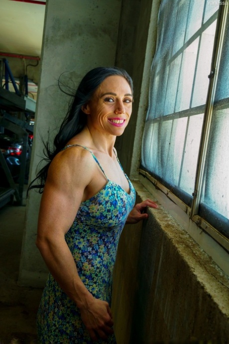 Amatérská kulturistka Vanessa bliká svými velkými prsy a kundičkou na veřejnosti