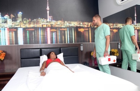 Sexy pasient Dany Mineirinha får kuken massert og rumpa lekt med av en lege