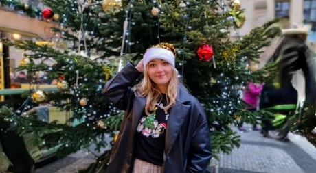 Frecher Teenager Chloe Chevalier genießt einen weihnachtlichen Analfick mit ihrem Freund