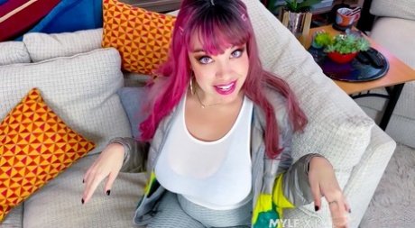 La MILF Little Puck joue avec ses gros seins et chevauche une grosse bite en levrette.