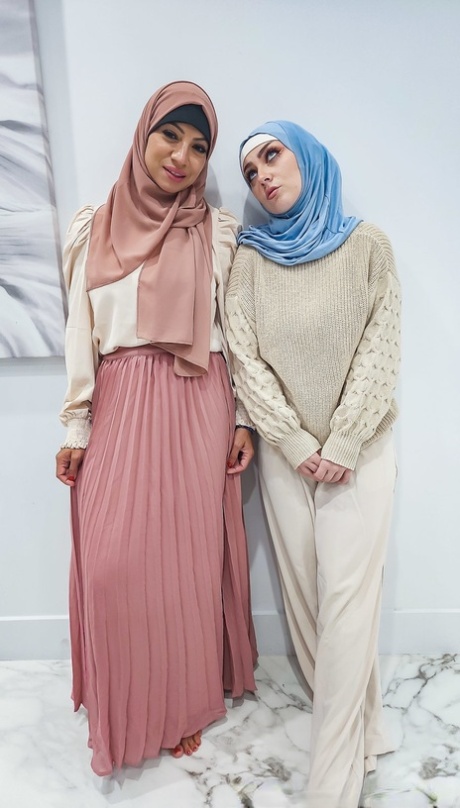 Slutty Arab babes Sasha Pearl & Kira fox končí POV 3some s výstřiky na obličej